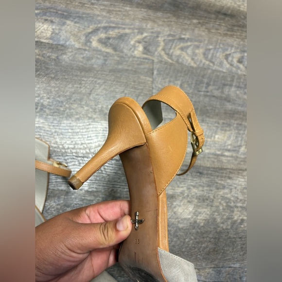 Pour La Vicroire Elegant Beige and Tan Women's Heels - Picture 13 of 15